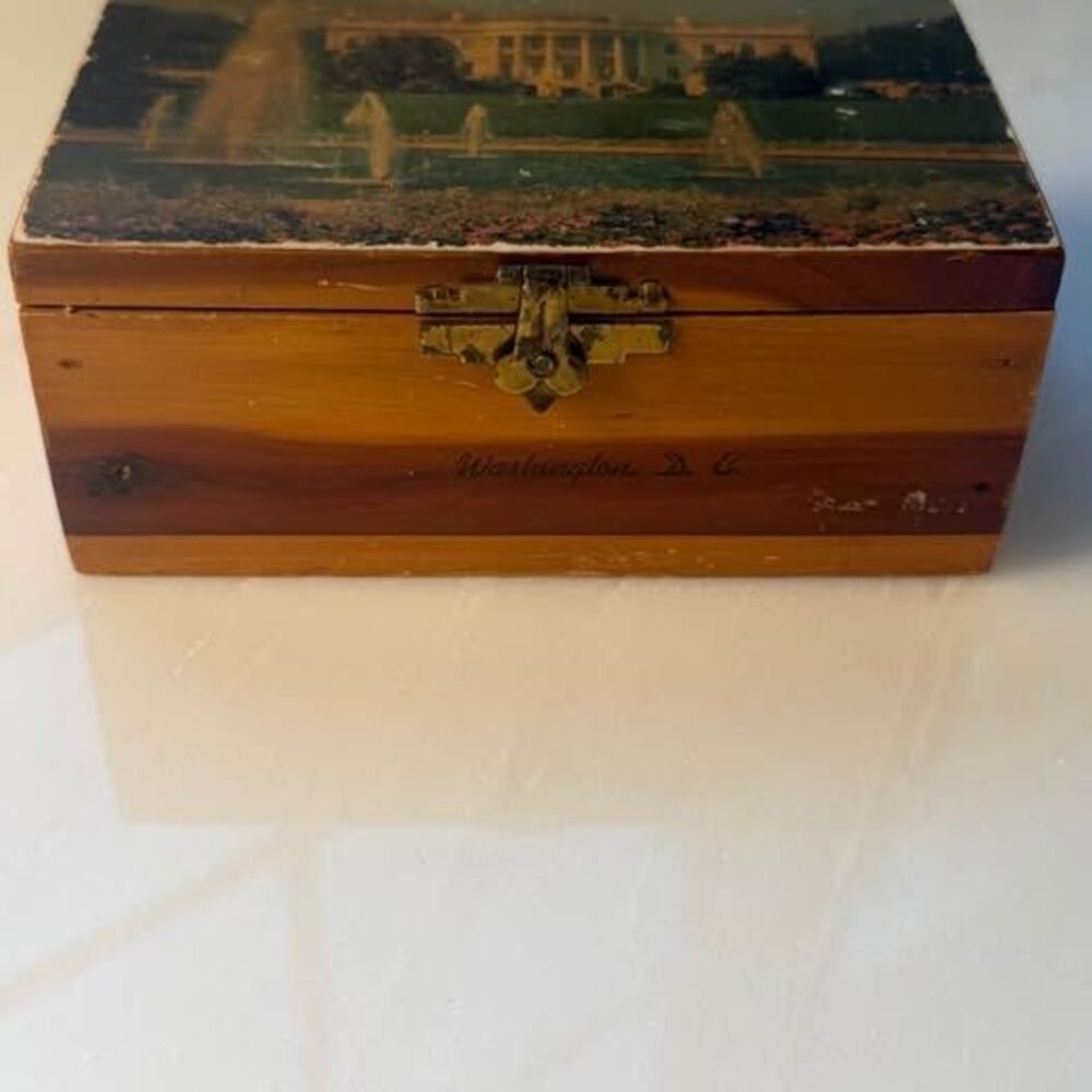 Vintage rare 1950’s Cedar Wood Washington D.C. Souvenir Trinket Box White House